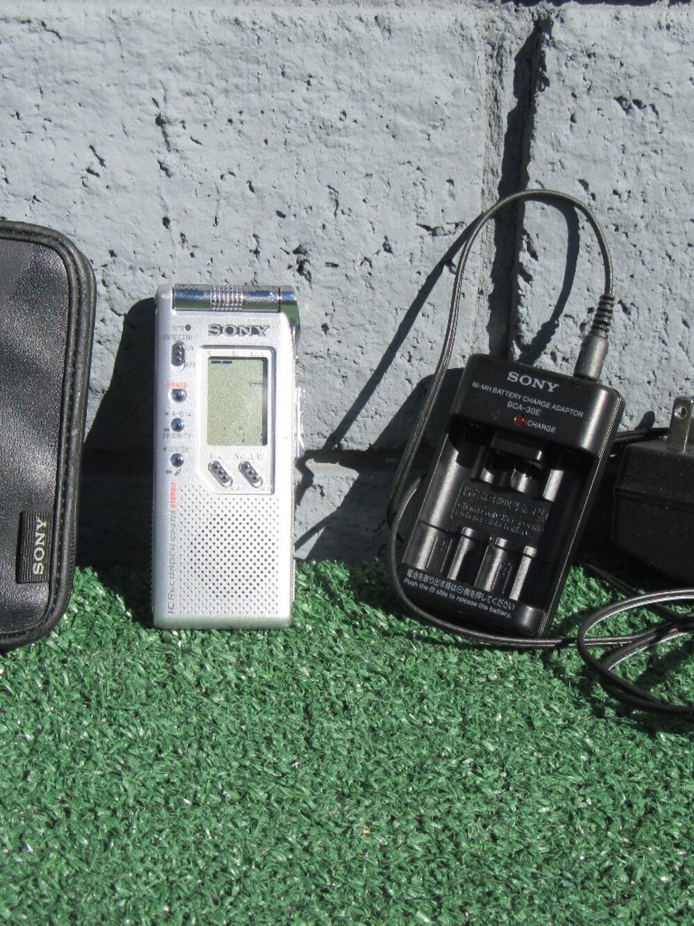 Sony ICD-ST25 IC Digital Compact Audio Voice Recorder w/ Charger Tested Working